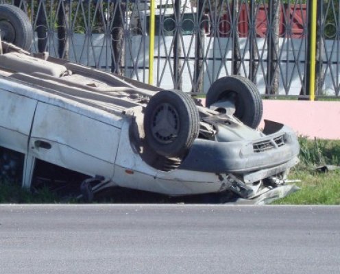 S-a oprit cu maşina în şanţ, pe DN 2A